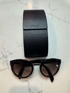 Prada Black Tortoiseshell Cat-Eye Sunglasses with Gradient Lenses